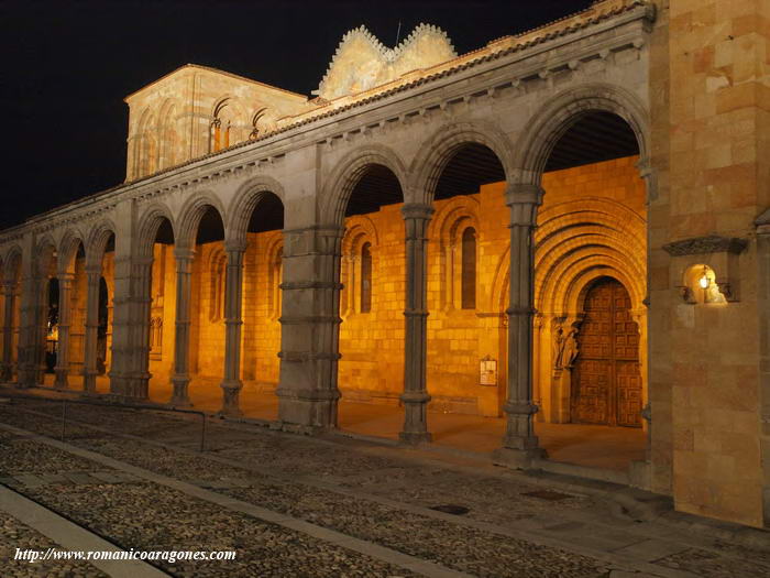 IMAGEN NOCTURNA DE LA PORTADA SUR TRAS LA GALERÍA DEL XIV